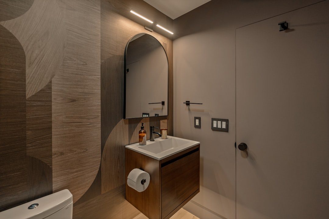 Modern neutral bathroom for Vastu washroom guidance