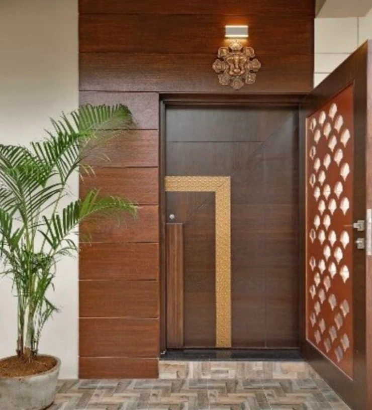 What to Install above the main Door as per Astro Vaastu